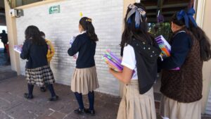 37% de alumnos mexicanos reporta distracciones por dispositivos digitales en clase, de acuerdo con la OCDE