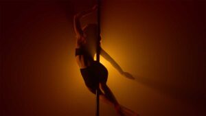 VIDEO: chica practica "pole dance" y termina inundando su departamento
