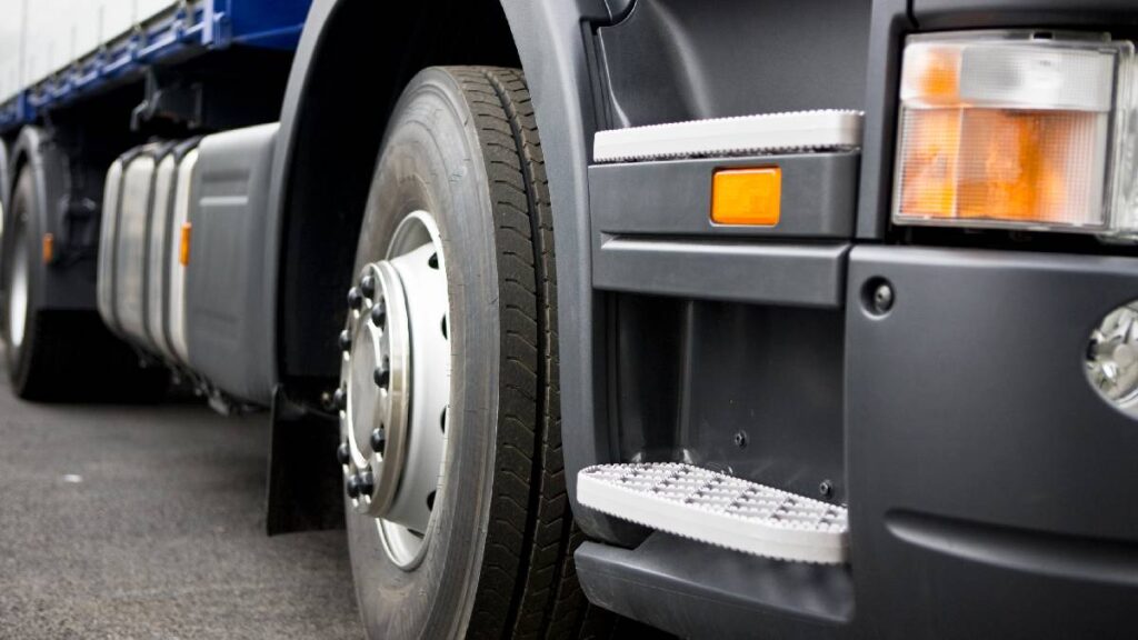 hombre viaja colgado en hamaca en trailer