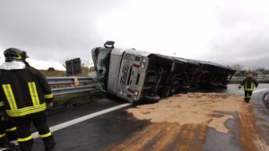 Vuelca tráiler en la México-Cuernavaca; hay cierre en La Pera