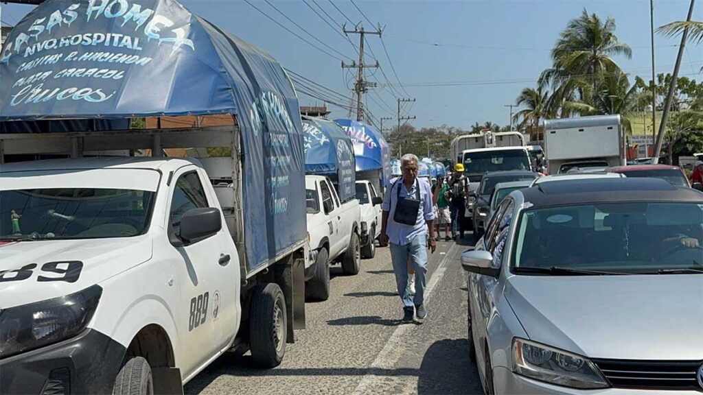 Bloqueos en los accesos al puerto de Acapulco.