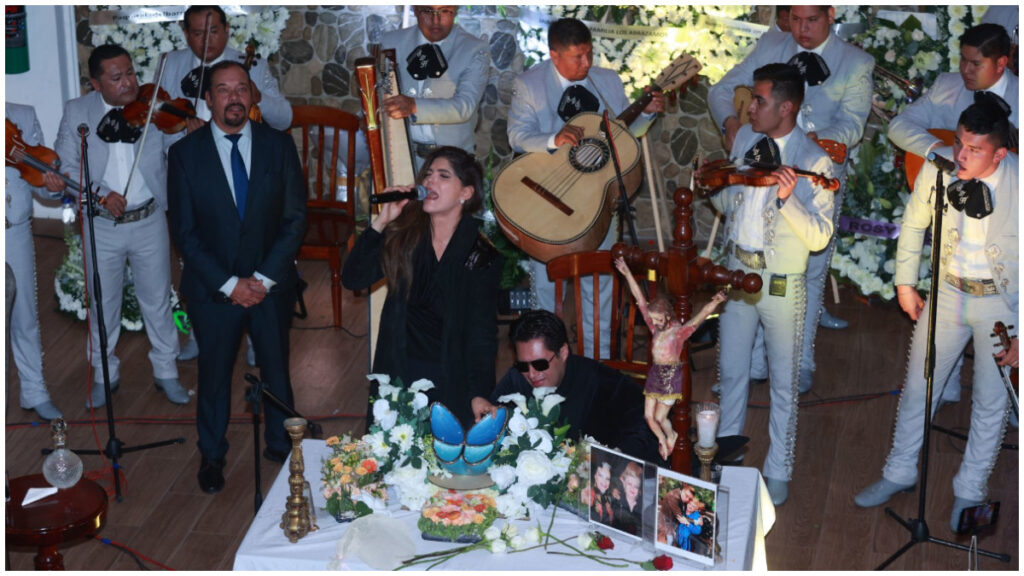 Ana Bárbara le canta a Paquita la del Barrio en homenaje póstumo