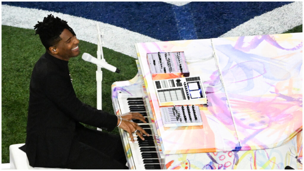 Chiefs vs Eagles: así fue la interpretación de Jon Batiste en el Super Bowl 2025