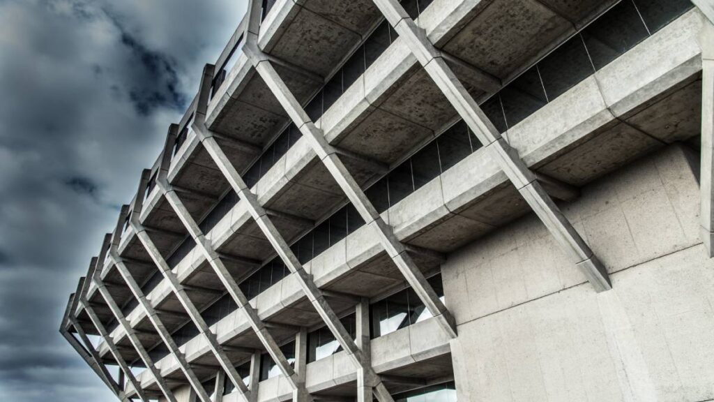 ¿Qué es el brutalismo, corriente artística referida en la película “The Brutalist”?