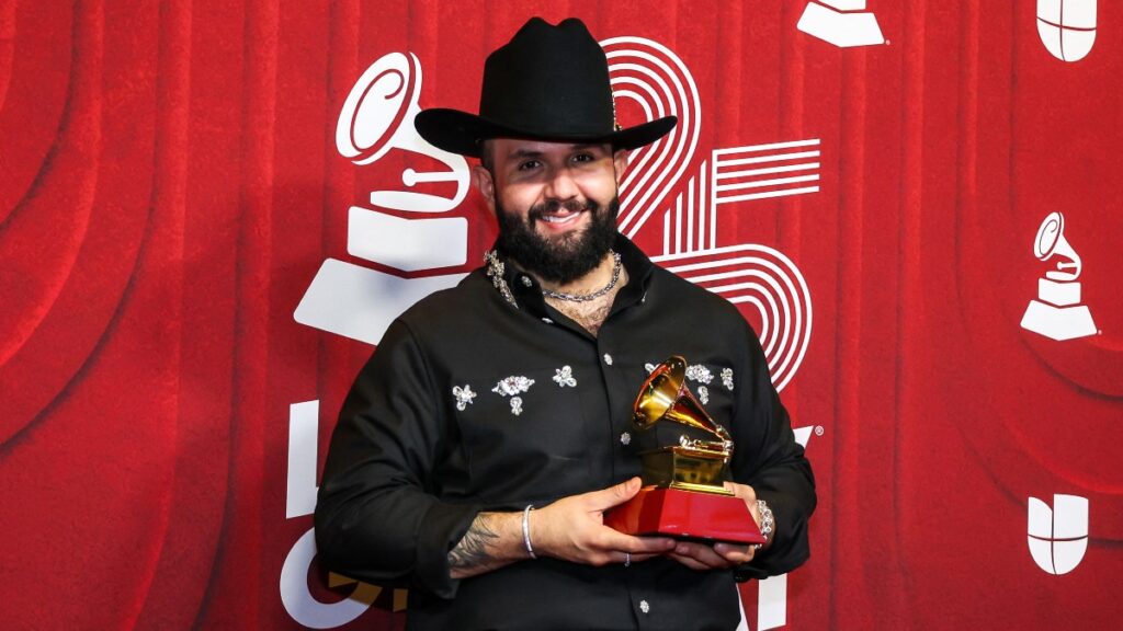 El mexicano Carín León, la banda venezolana Rawayana y el puertorriqueño Residente triunfaron en las categorías latinas de los Grammy.