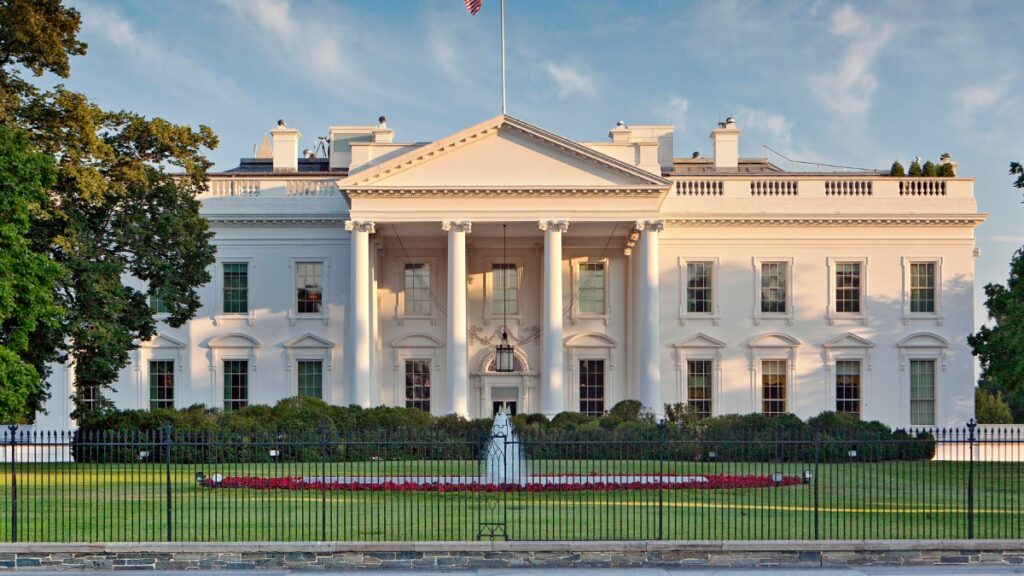 Casa Blanca desea feliz San Valentín a los migrantes; promete expulsarlos si llegan ilegalmente