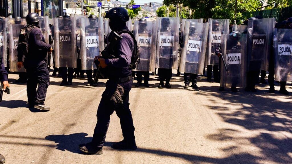 Policías de CDMX encapsulan a integrantes de la CNTE.