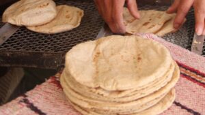 Ciencia revela por qué guardar las tortillas en plástico puede afectar su calidad y duración