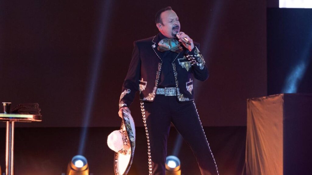 Pepe Aguilar, tiene 3 hijos