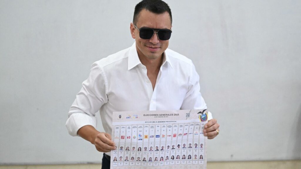 Daniel Noboa al momento de votar en las elecciones presidenciales de Ecuador
