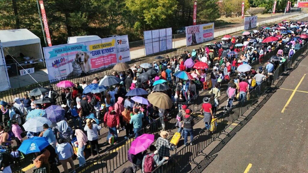 Cientos de personas llegaron a las inmediaciones del Estadio Morelos para obtener sus boletos para Chayanne.