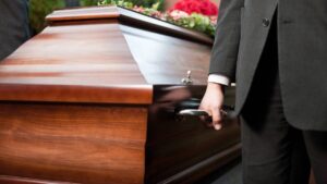 Mujer declarada muerta se mueve en ataúd antes de cremación; difunden video