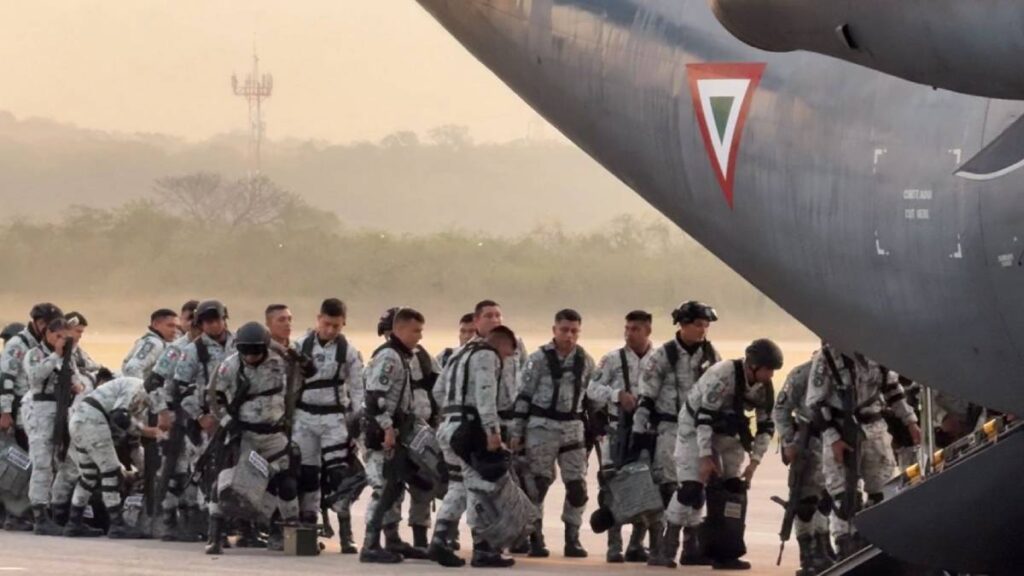 Elementos de la Guardia Nacional camino a la frontera con EE.UU