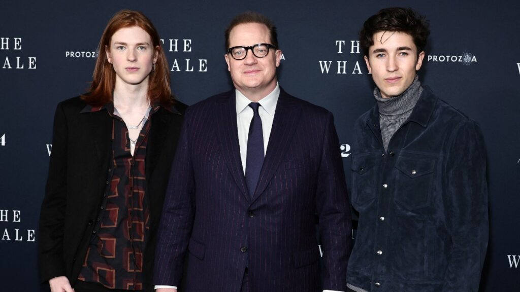 Holden hijo Brendan Fraser desfila