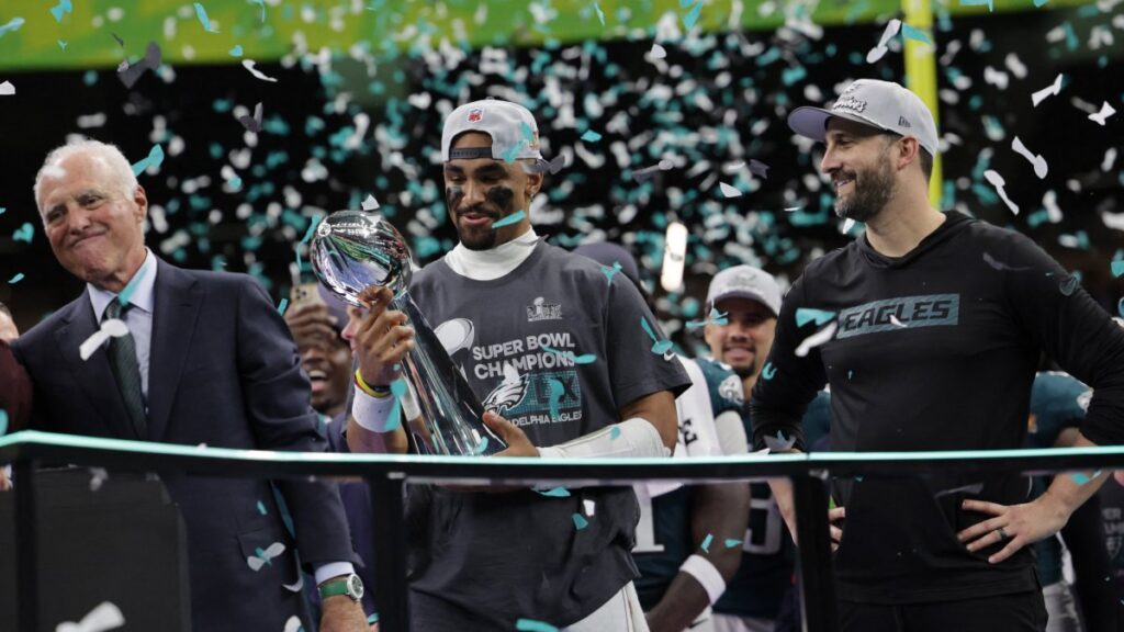 Jalen Hurts con el Vince Lombardi