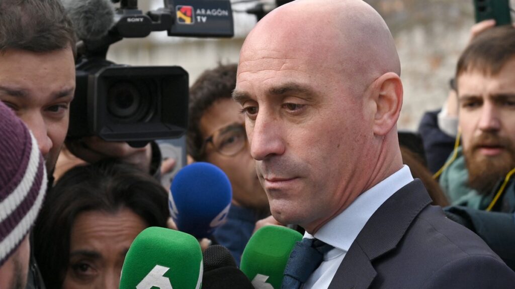 El juicio de Luis Rubiales por el beso que le dio a Jenni Hermoso en 2023 terminó este viernes y queda en espera de la sentencia.
