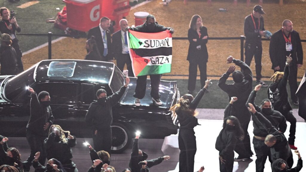 Un maniefestante ondea la bandera de Palestina en show de Kendrick Lamar en el Super Bowl