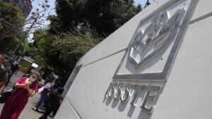 Médico del ISSSTE golpea enfermeros; lo graban y separan de su cargo