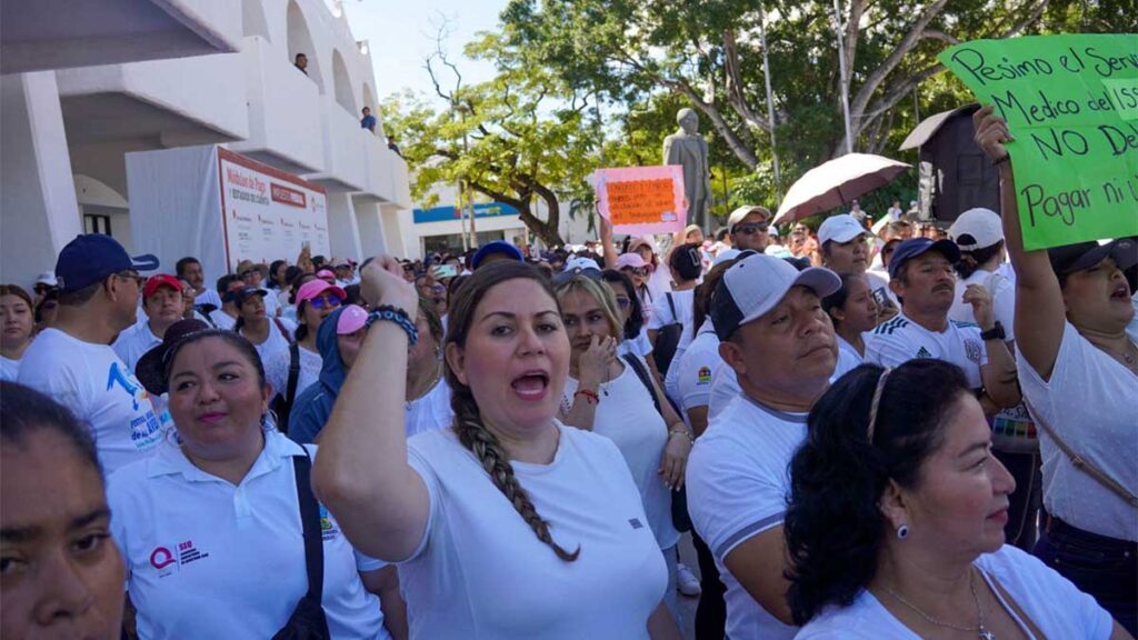 Siguen las protestas de maestros en Quintana Roo.
