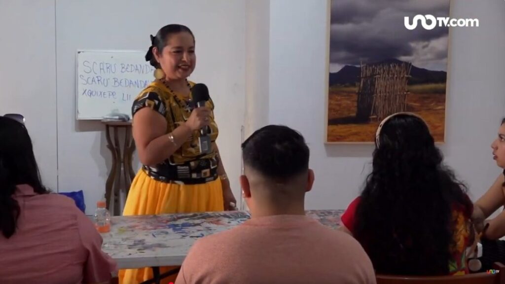 Micaela enseña zapoteco en Oaxaca