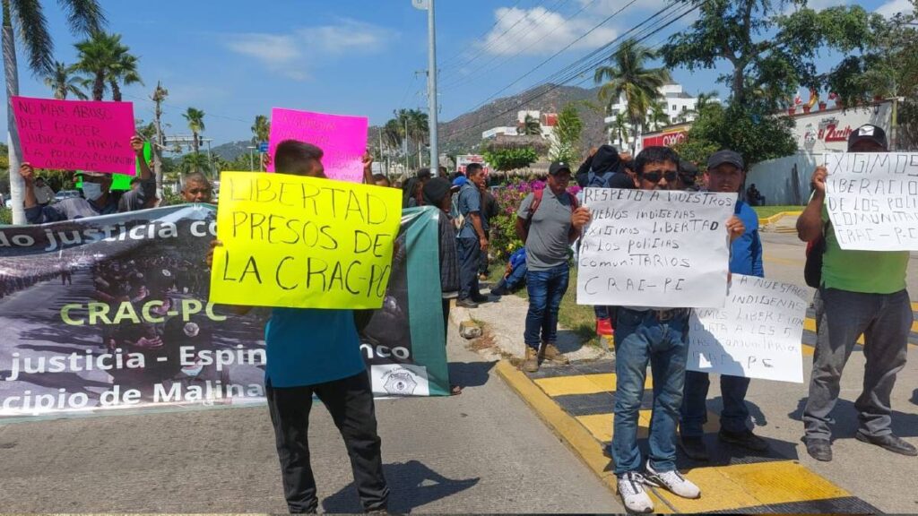 Policías comunitarios de la CRAC protestan en juzgados de Acapulco; piden liberación de 5 elementos