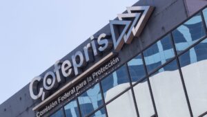 Cofepris "pasa la charola" a una industria que tampoco tiene con qué pagar