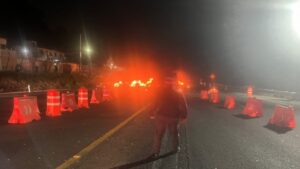 Cierre de circulación en la México-Cuernavaca por choque contra muro de contención e incendio