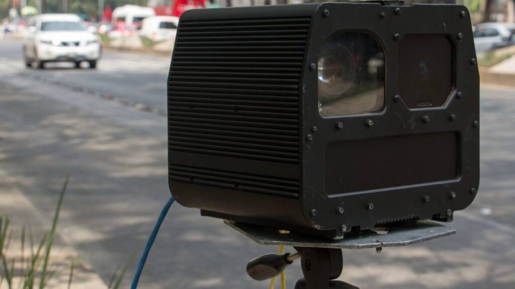Radares también sancionarán motos y autos foráneos.