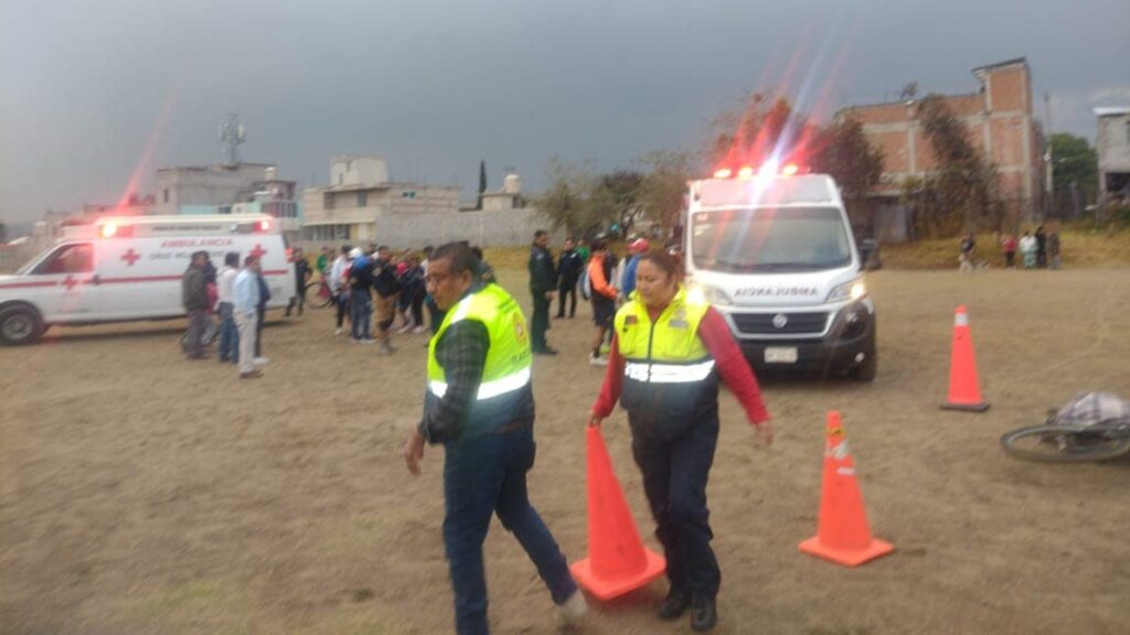 ¡Impactante! Rayo cae en cancha de futbol de Chiautempan, Tlaxcala; hay 4 niños y un adulto lesionados