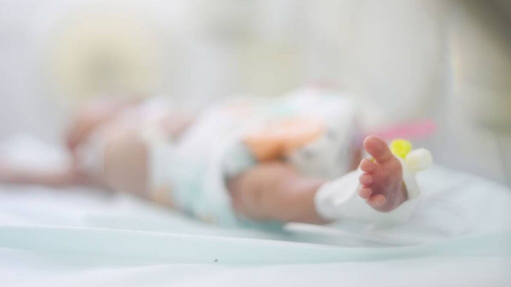 Bebé recién nacido fue abandonado en una bolsa de plástico.