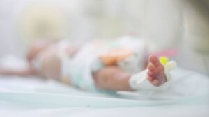 Captan a joven abandonando a un bebé recién nacido en bolsa de plástico en Tultitlán