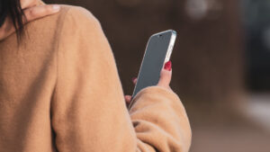 Apagar el celular diario es una sencilla práctica que aumenta tu seguridad digital de esta manera