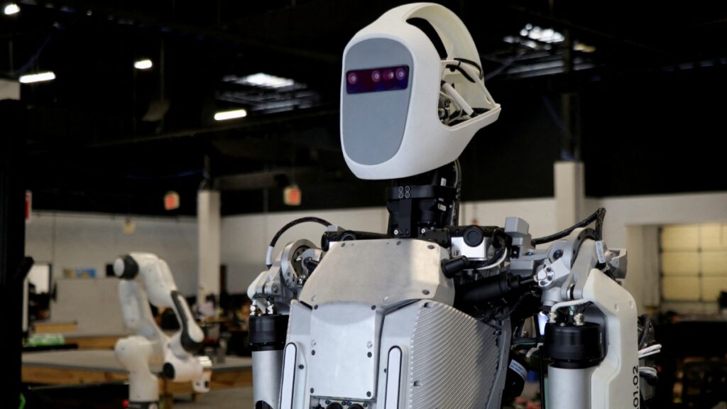 Un robot con inteligencia artificial atacó a una mujer en un festival en China, generando caos en el evento. Los guardias intervinieron.