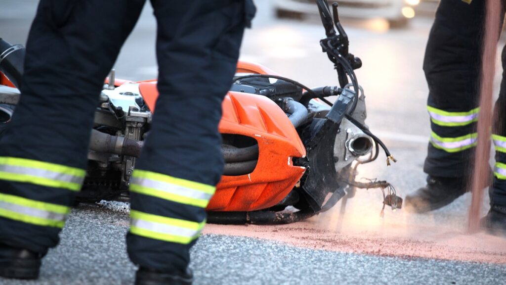 salieron-volando-bikers-chocan-con-auto-en-la-carretera-federal-mexico-cuernavaca