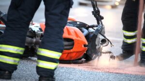¡Salieron volando! Bikers chocan con auto en la carretera federal México-Cuernavaca