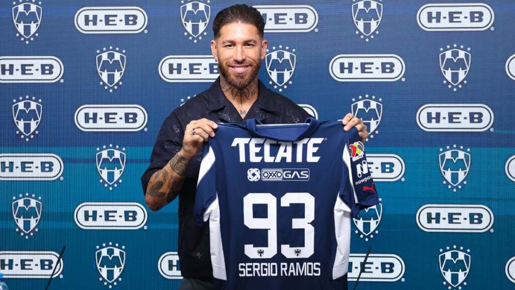 Sergio Ramos fue presentado como nuevo futbolista de Rayados a través de una conferencia de prensa realizada en el Gigante de Acero