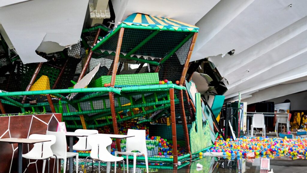 Parte del techo cayó en el área de alimentos del centro comercial en Perú