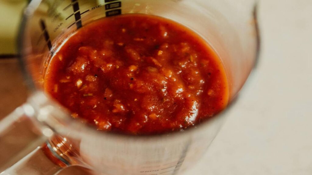 Truco casero para quitar la acidez de la salsa roja, según un chef