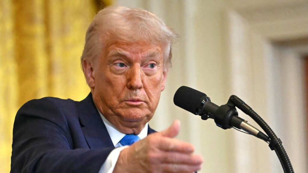 Luis Rubio señala que las amenazas arancelarias de Donald Trump contra México han evidenciado la fragilidad del marco económico en el que se sostiene el país.