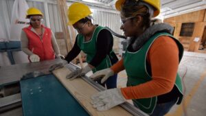 PIB de México cae 0.6% en 2026; manufactura y servicios hoteleros muestran debilidad