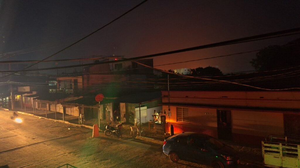 Robo de cable provoca incendio y deja sin luz a Coatzacoalcos