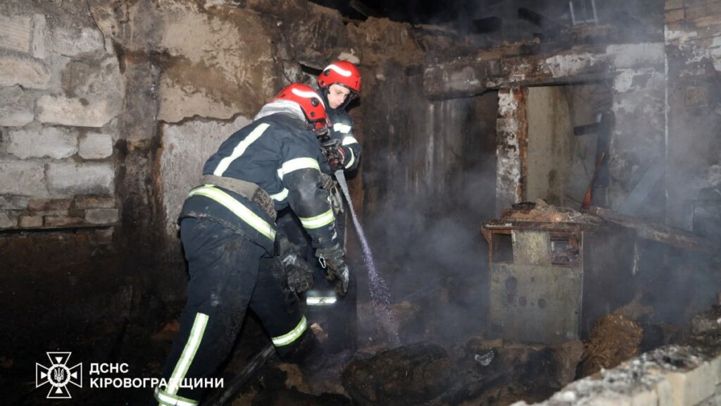 Bomberos sofocan llamas tras un ataque ruso en Kiev