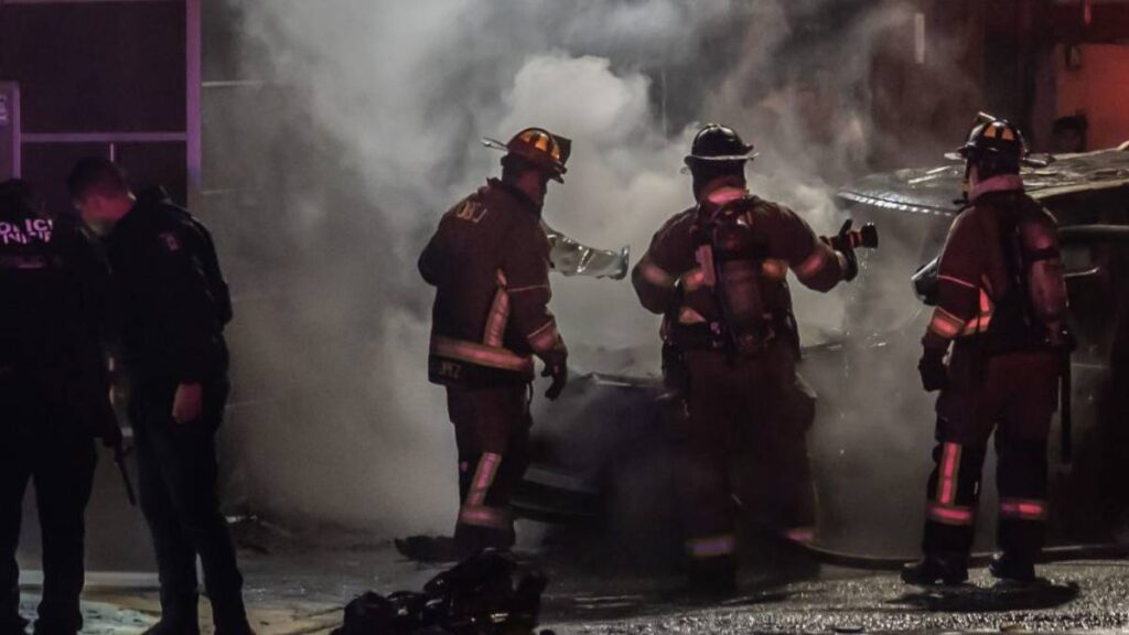 Autoridades hallaron un cuerpo dentro del auto de lujo.