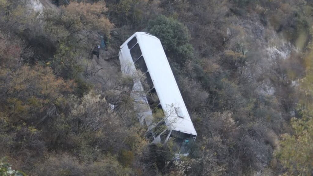 Autobús con 30 trabajadores cae a barranco en Temetzontla, Tlaxcala; hay 12 heridos