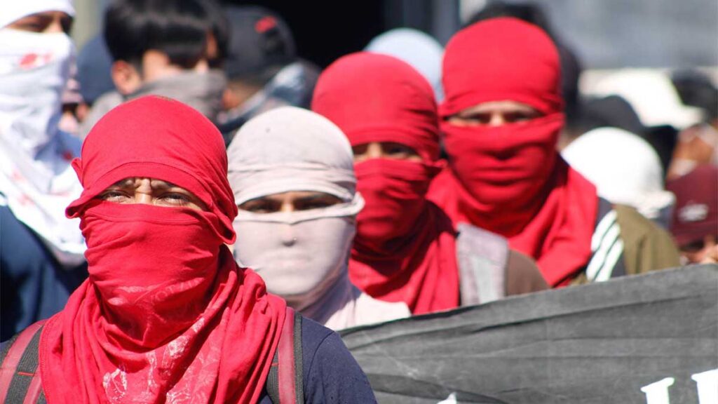 Estudiantes protestan en la Autopista del Sol.