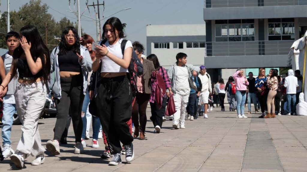 Becas Benito Juárez para prepas entregará tarjetas.