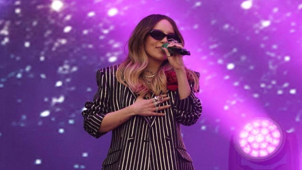 Belinda convive con perritos callejeros en Puebla y derrite las redes por este gesto: VIDEO