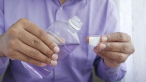 No es diario: especialista aclara cuándo hay que usar enjuague bucal