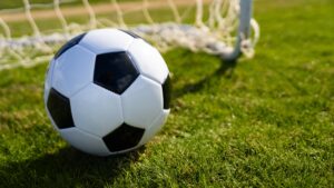 Insólito: pelota sale de la cancha durante despeje y provoca fuerte choque; ve video