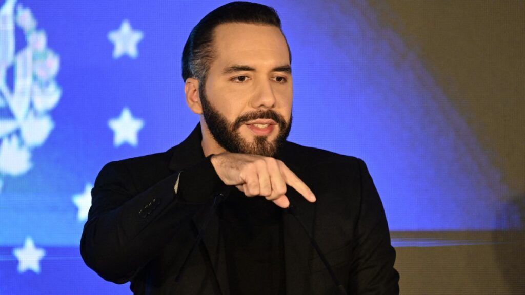 Bukele consulta a la IA Grok en público